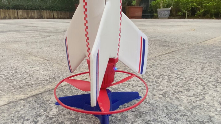 Come on, which boy could refuse such a flying toy? It's seriously awesome!