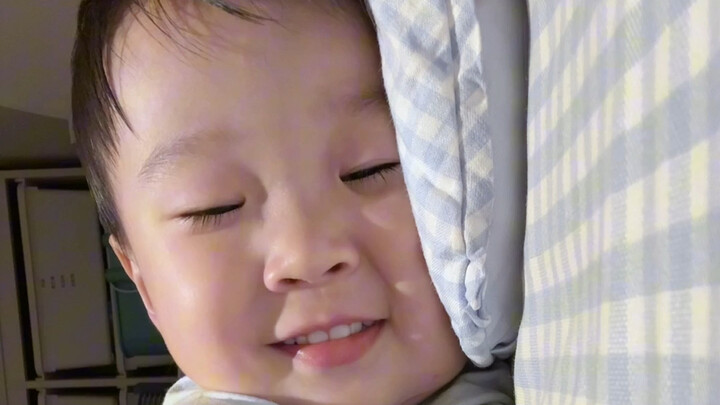 ลูกน้อยวัยสองขวบกว่า ทุกคืนกล่อมตัวเองให้หลับได้ด้วยตัวเอง ช่างอบอุ่นหัวใจจริงๆ
