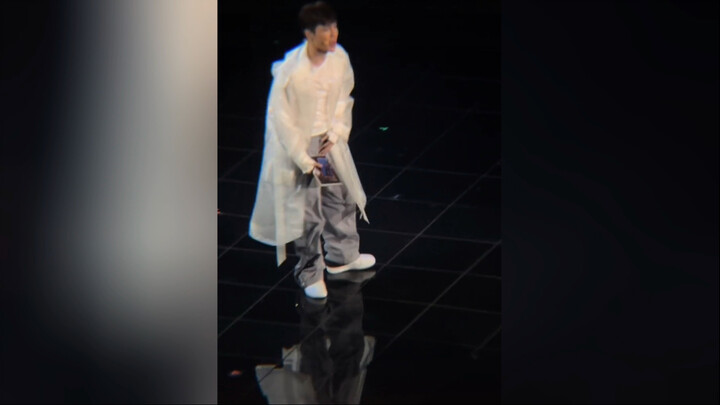 Celana Zhang Yixing terlepas saat pentas! Di permukaan, Zhang Yixing tampak tenang dan santai; dalam