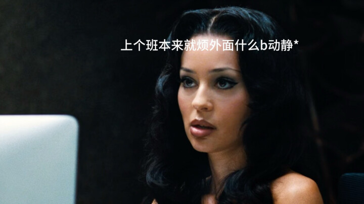 Không ai quan tâm Lexi đang nói gì, mọi người đều rất bận