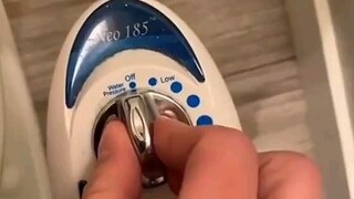 When a foreign guy used a flushable toilet seat for the first time