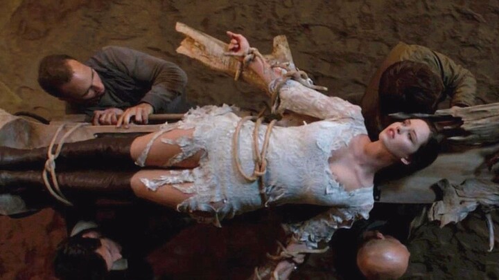 The girl has the blood of an orthodox werewolf, was kidnapped by the wolf king, and almost gave birt