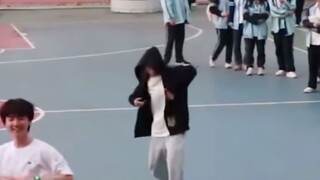高中随舞出现了黑帽人｜且看酱妈勇闯高中随舞