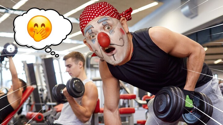 Game cosplay clown at the gym trolling