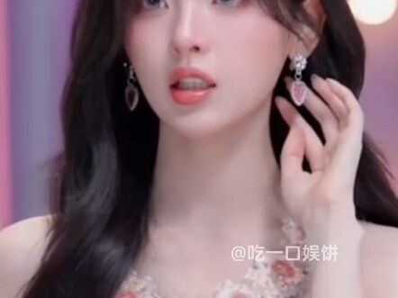 Para wanita cantik yang memakai manik-manik imitasi terlihat seperti perhiasan mewah: Yang Chaoyue, 