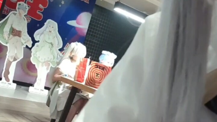 出芙莉莲去吃kfc但是没有幸美尔版，羡慕人家！！