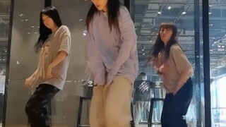Nữ diễn viên Sui Junbo nhảy trong "The World"