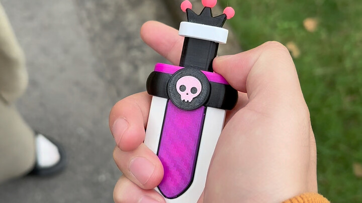 Đầu chó, dao củ cải thì算 gì chứ?! Hãy xem thanh kiếm trong vương miện tím tối của ta! Xoẹt xoẹt!