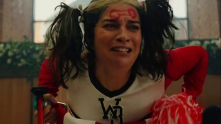 女人在看电视时惊讶地发现，平台上线了一部新剧，不管是主角的名字还是发型都和她一模一样