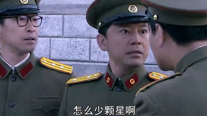 Tại sao lại có nhiều hơn bố tôi một ngôi sao? Đứa trẻ nghịch ngợm đã cắt mất một ngôi sao trên quân 
