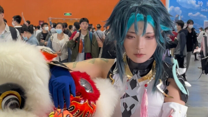 What’s it like when a friend asks you to cosplay as Xiao and accompany them to a comic convention? |