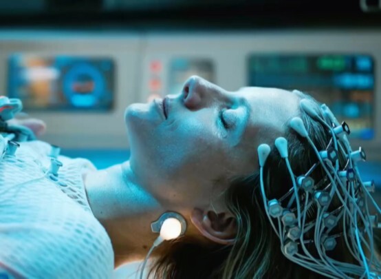 ผู้หญิงคนหนึ่งฟื้นขึ้นมาจากแคปซูลจำศีล ทว่ากลับสูญเสียความทรงจำไปจนหมดสิ้น และภาพภายนอกแคปซูลยิ่งทำใ