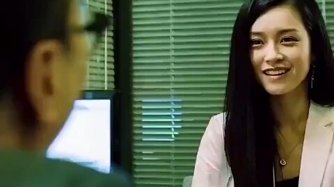 ผู้ชายสังเกตเห็นว่าท่าเดินของหญิงสาวมีปัญหา