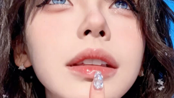 Nhìn nè, có mỹ nhân lạnh lùng