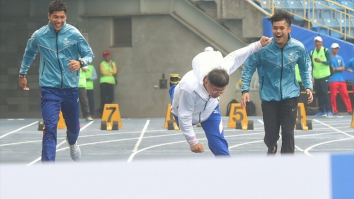 Ko Wen-je tests the Taipei Athletics Stadium track