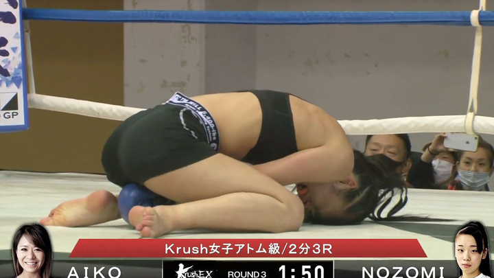 日本女子K1格斗赛，一方被两次踢中要害部位，直接跪地痛哭
