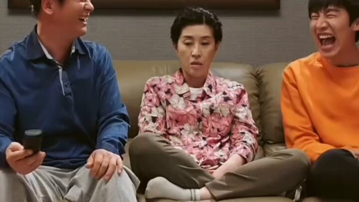 في المنزل، أمي تشترط التحدّث بالإنجليزية فقط، وكل جملة كورية تُقال تُفرض عليها غرامة قدرها 10,000 يو