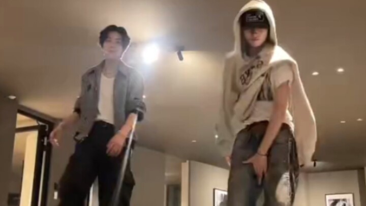 【沈扎伦丨niki】Ôi trời, hai anh chàng này giỏi lắc ghê. Một trong hai người có nhịp điệu thật tuyệt vời. 