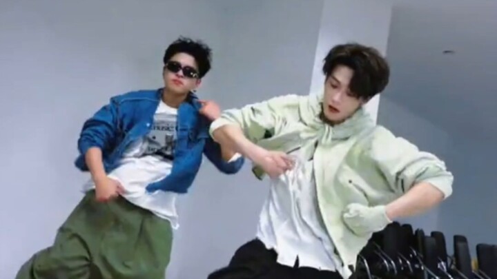 Aaaah! So handsome it’s unfair! DEAD REFLEX and Teacher Jingwei are perfectly in sync! [Tan Jianci]