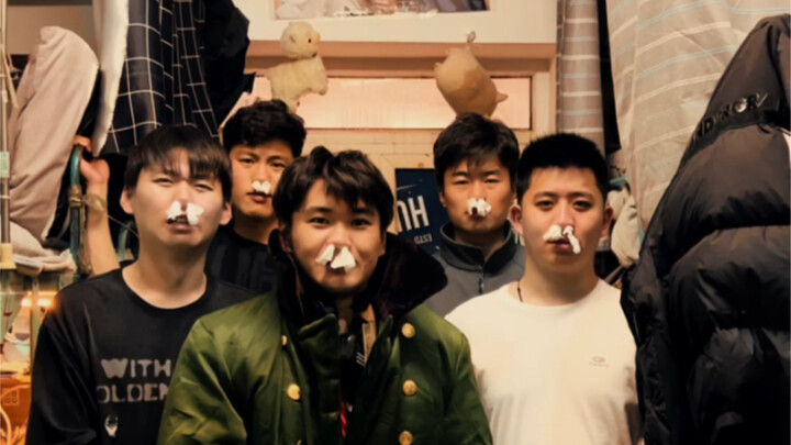 دع زميلك في السكن يرى مدى الضرر الذي يسببه رائحة القدمين الكريهة للغرفة!