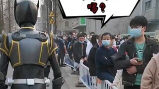 With 1,000 likes, I wore it and went to the Public Security Bureau to deliver masks.