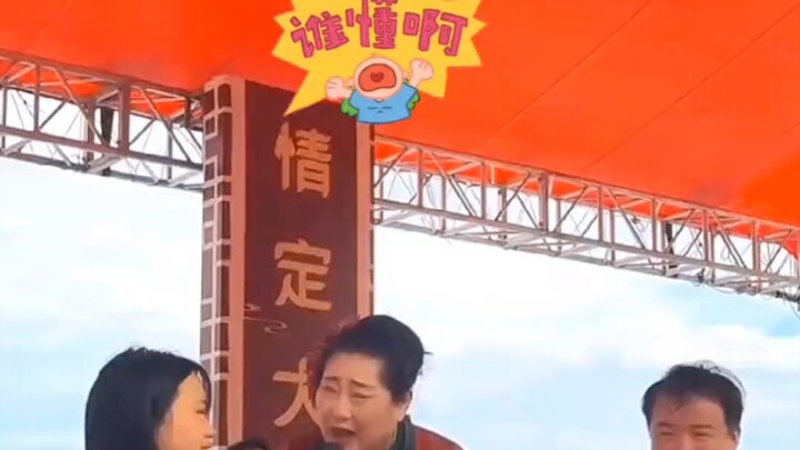 19-year-old beauty from Guizhou—there’s no one in the whole crowd she even glances at.