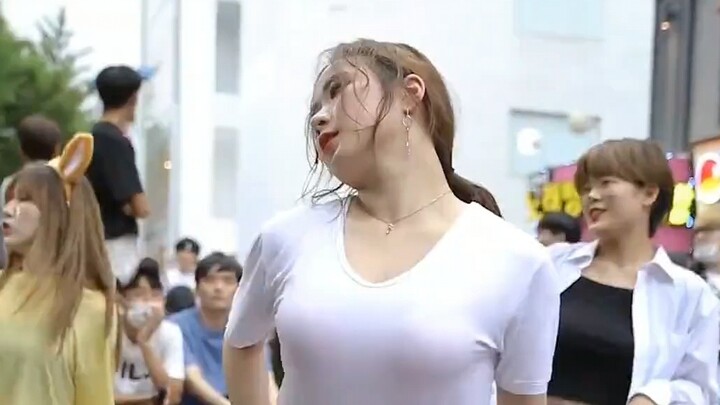 In the early days of the girl group, Zheng Ren was also a strong center.