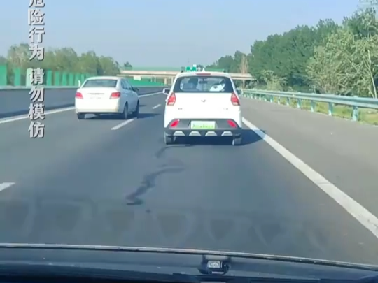 ظهر "سيارة العجائز" بشكل مفاجئ على الطريق السريع، وكان مُصوِّر الفيديو يقود سيارته بسرعة ثابتة طوال 