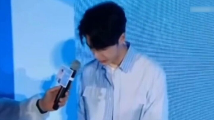 [Bo Jun Yixiao] Em trai tôi cố gắng hết sức để thuyết phục anh ấy ăn