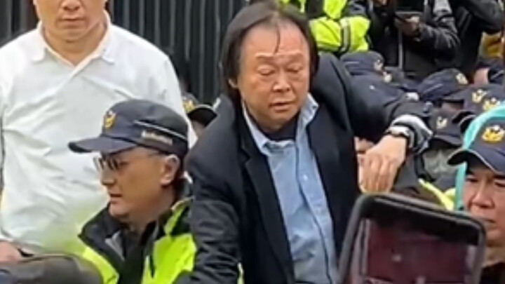 "Burung Biru" menerobos pagar gedung legislatif dan berhadapan langsung dengan polisi