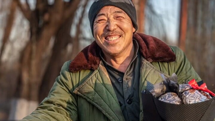 一手捧着浪漫，一手握着生活