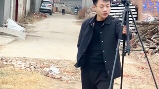 男子本想录制一个忧郁类型的视频，结果一回头发现天塌了