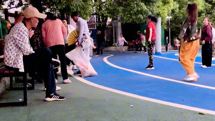 假装乞丐整顿广场舞