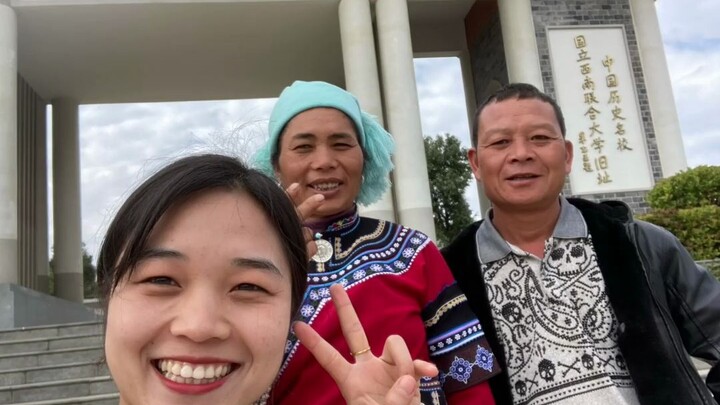 A college girl takes her parents to tour her campus: “All those sleepless nights they spent picking 