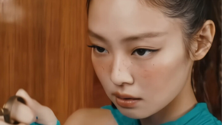【JENNIE】“Kamu siapa? Ada urusan apa kamu ke rumahku?”