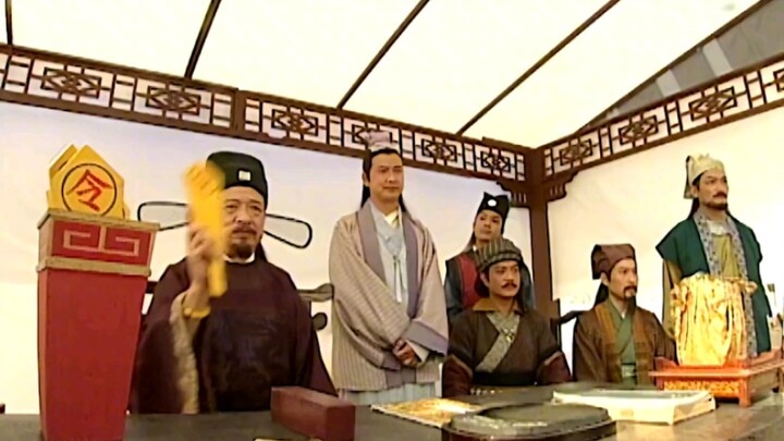 رجل طيب النية ساعد في قطع الرأس، لكنه فوجئ بأن الدمية تحتوي على شخص حقيقي، مما تسبب له في دعوى قضائي