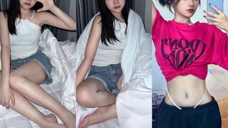 Gadis bertelanjang kaki yang lucu