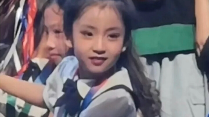 Ngay cả Lưu Diệu Văn cũng không thể sinh ra đứa nào giống vậy được!