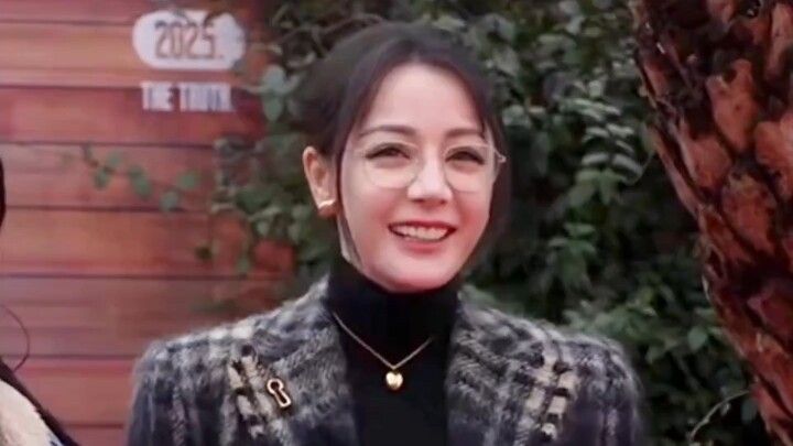 The first time I saw Dilraba with her head bowed on the red carpet