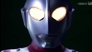 [Trả lời] Tại sao Ultraman lại muốn bảo vệ con người?