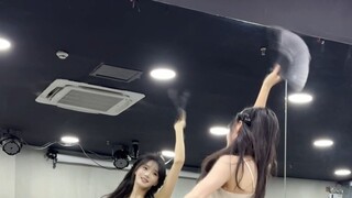 "Send to the Moon" mengucapkan selamat kepada pembawa acara karena berhasil memasuki mode menyanyi d