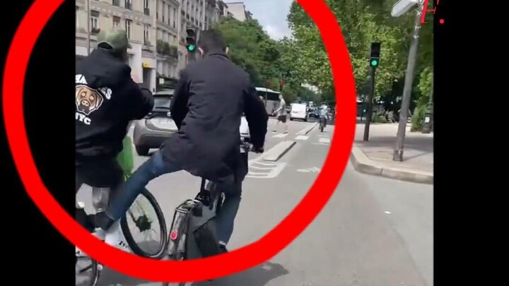 Seorang warga Amerika sedang mengendarai sepeda di Paris dan ditendang ke tanah oleh orang Prancis y