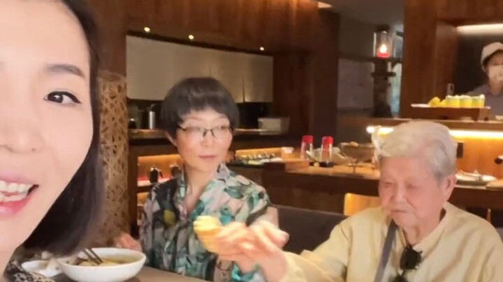 ความเร็วในการเปลี่ยนสีหน้าของคุณยายกับแม่ฉันนั้นรวดเร็วแค่ไหน