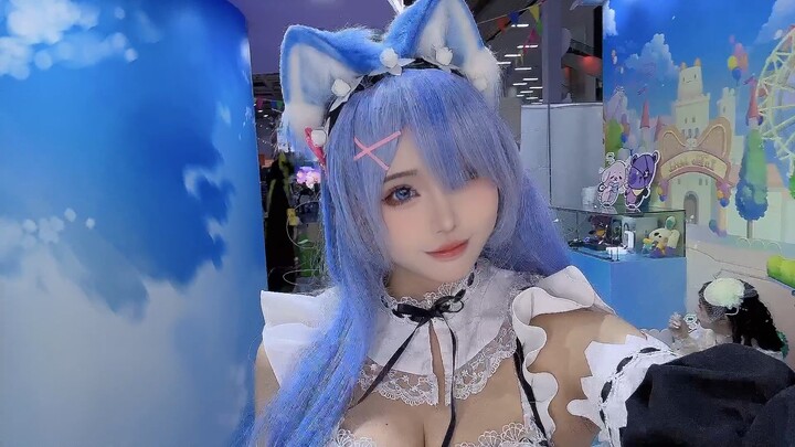 Family, let’s head to the cosplay convention!