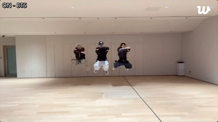 There are people doing choreography covers at the live stream! Welcome to 356’s stage—pure-joy editi