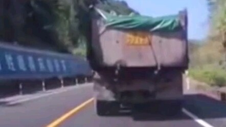 A netizen captured on dashcam a truck using its turn signals in textbook-perfect fashion—kudos to th