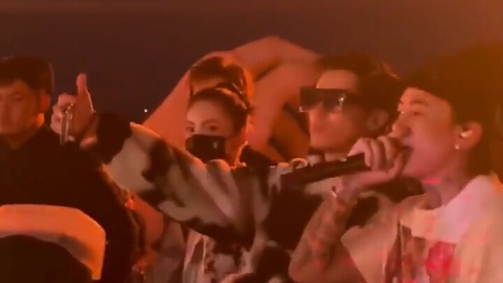 Gelar tinggi! Ma Siwei tampil di peragaan busana LV! Berpose bersama Bai Jingting, Huang Minghao, Wa