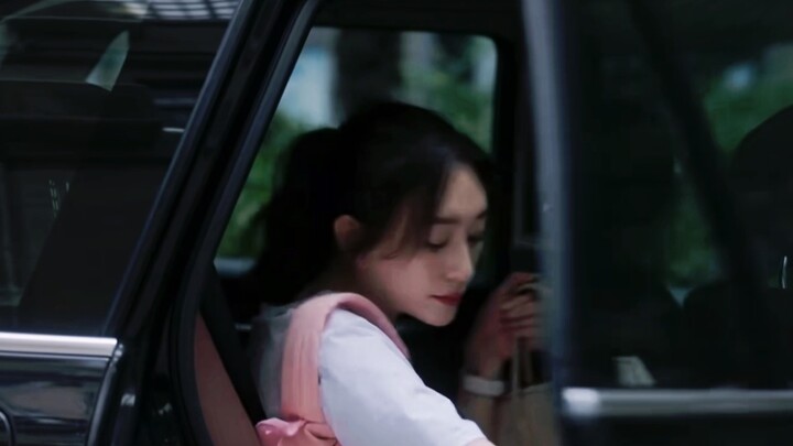 คุณอายุ 47 ปีในรัฐนี้ แล้วฉันอายุเท่าไร? - เสื้อยืดสีขาวหางม้าเรียบๆ ก็สวยได้