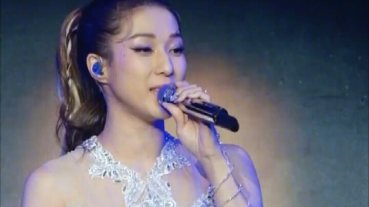 Buổi hòa nhạc tại Phật Sơn của Chung Gia Hân với ca khúc “Bữa tối một mình”, lần này tạo hình đẹp hơ