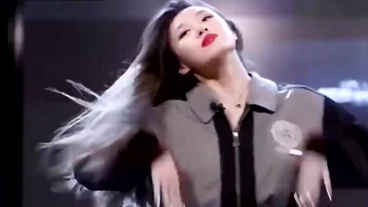 في برنامج YouQuiz، قدمت لي جيونغ من "محاربات الشوارع" رقصتها الراقصة الخاصة بها، حتى خصلات شعرها كان